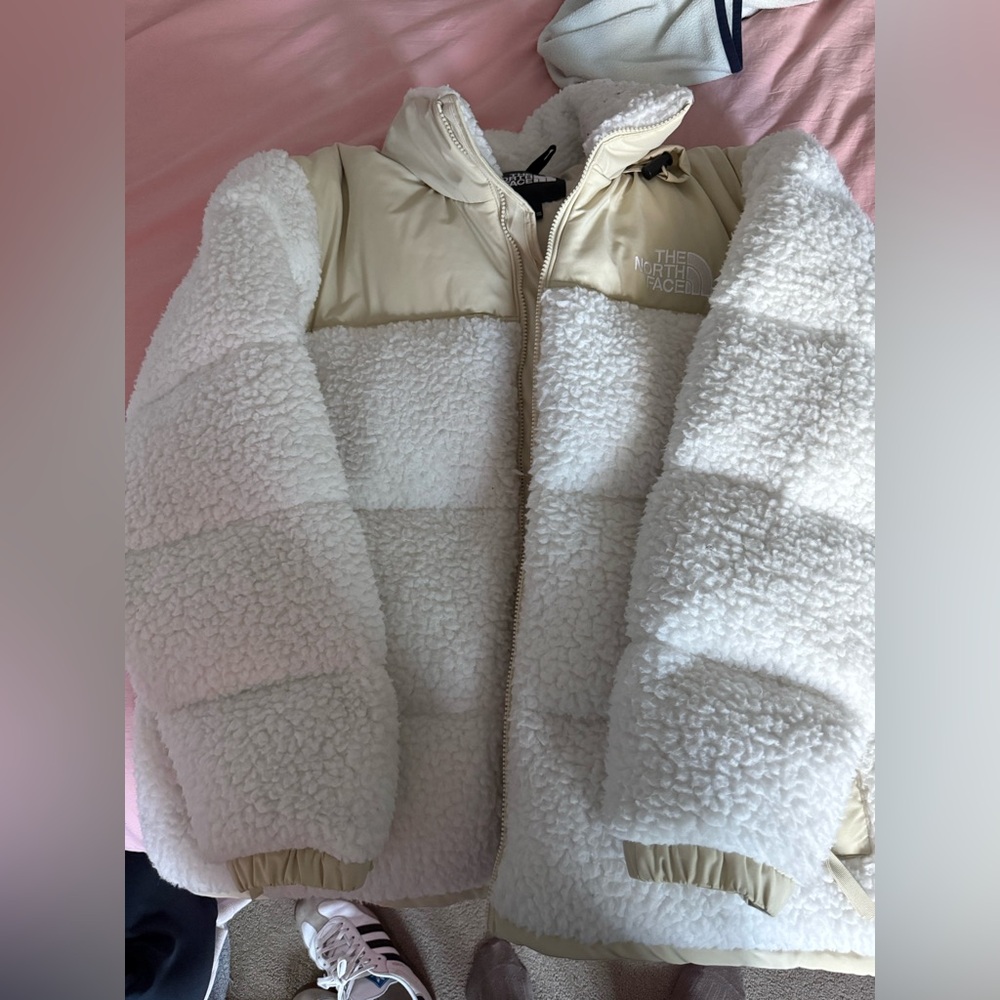 The North Face Women's Tan and White Puffer Jacket
Brand new